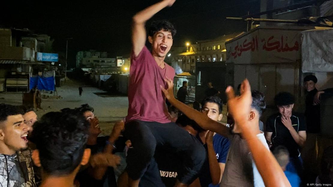 9 اکتوبر 2025 کو خان یونس میں فلسطینی ایک نئے غزہ جنگ بندی معاہدے کی خبر پر جشن منا رہے ہیں 9 اکتوبر 2025 کو خان یونس میں فلسطینی ایک نئے غزہ جنگ بندی معاہدے کی خبر پر جشن منا رہے ہیں