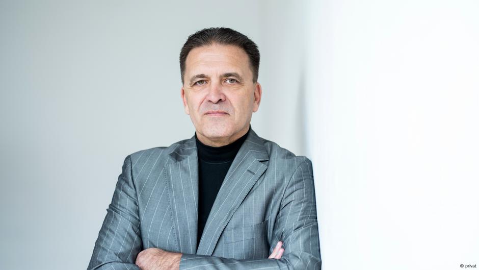 Advokat Rajner Herman: „U pandemiji niko ne može, ne sme ili ne bi trebalo da očekuje nekakvo savršenstvo, uključujući i nas. Ali i ljudi i institucije pokazuju karakter i kičmu kroz način na koji se nose sa svojim greškama.“