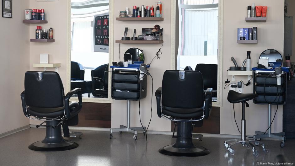 Frizerski salon koji zvrji prazan: mnogim frizerima pandemija korone ugrozila je opstanak