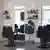 Leerer Friseursalon mit zwei Stühlen, Regalen mit Haarpflegemitteln und großen Spiegeln