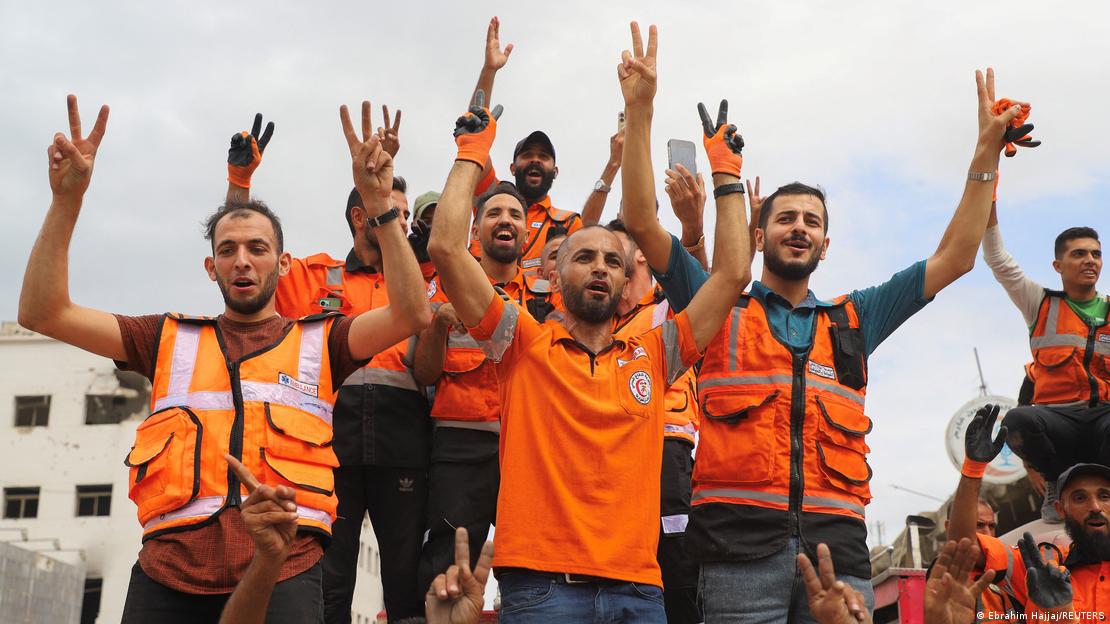 Filistinli acil kurtarma ekibi zafer işareti yaparak sevinçlerini gösterirken.