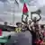Jóvenes celebran en Gaza tras hacerse conocido el acuerdo. 