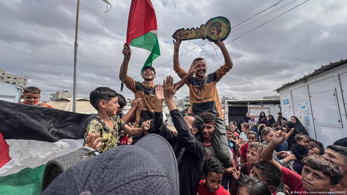 Gaza, Nusairat, 2025 | Palestinos celebran el acuerdo de alto el fuego entre Israel y Hamás
