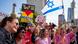 Oameni cu pancarte, bucuroşi pe străzile din Tel Aviv, în Israel Oameni cu pancarte, bucuroşi pe străzile din Tel Aviv, în Israel