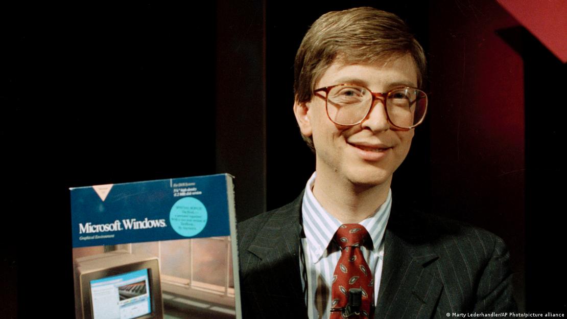 تصویری از بیل گیتس در حال معرفی ویندوز در سال ۱۹۹۰