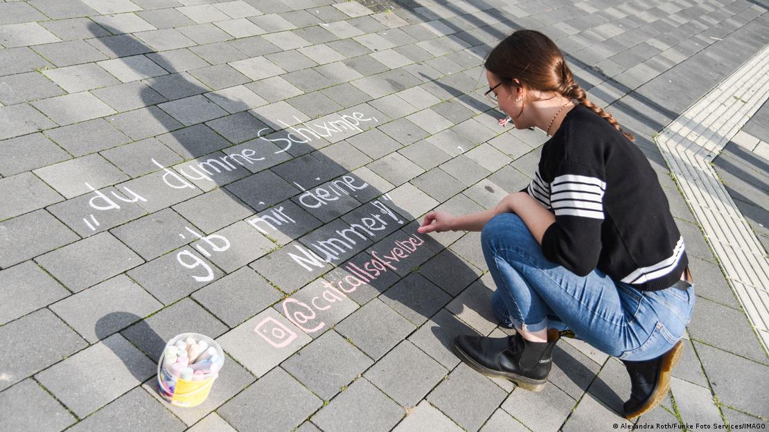 La plataforma Catcalls of Velbert se unió a la iniciativa comenzaba en Berlín para registrar en las aceras este tipo de comentarios, como este recibido por esta joven en una imagen de agosto de 2021.