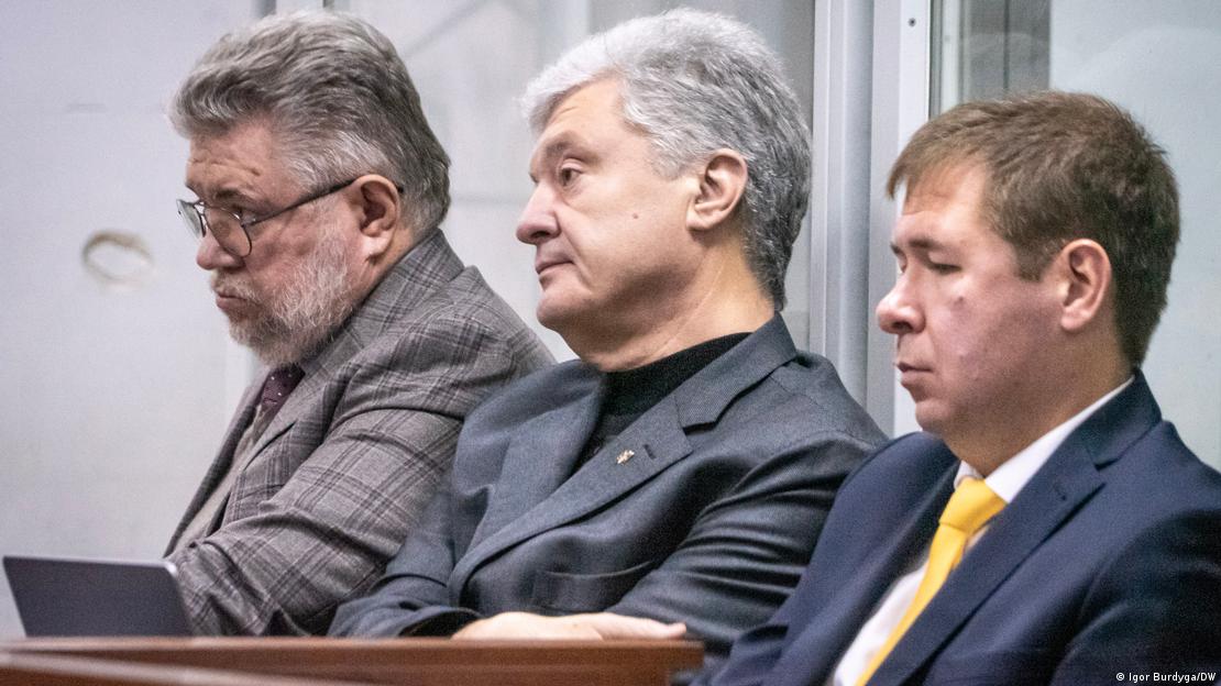 Петро Порошенко (ц) та його адвокати: Ігор Головань (л) та Ілля Новіков в Шевченківському районному суді Києва 9 жовтня 2025 року