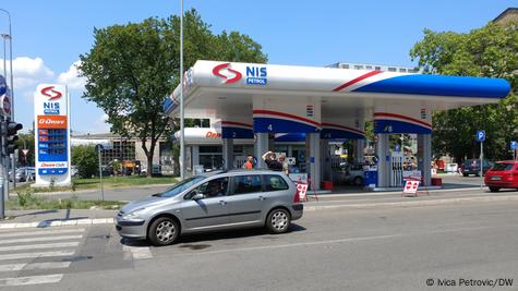 Një pikë furnizimi me karburant në Beograd dhe një veturë duke kaluar aty pranë Një pikë furnizimi me karburant në Beograd dhe një veturë duke kaluar aty pranë