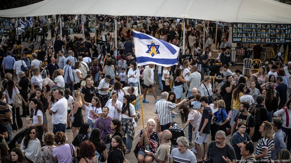 Middle East: Israel approves first phase of Gaza deal  DW  10/10/2025