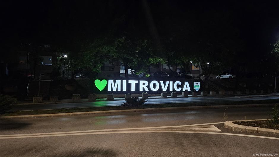 Novi natpis „Mitrovica“ – prethodni koji je bio u bojama srpske zastave uklonjen je nedavno