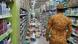 Productos caídos en un supermercado. Una persona observa la escena. Productos caídos en un supermercado. Una persona observa la escena.