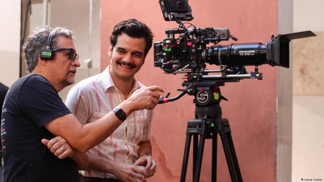 Kleber Mendonça Filho e Wagner Moura conversam ao lado de uma câmera