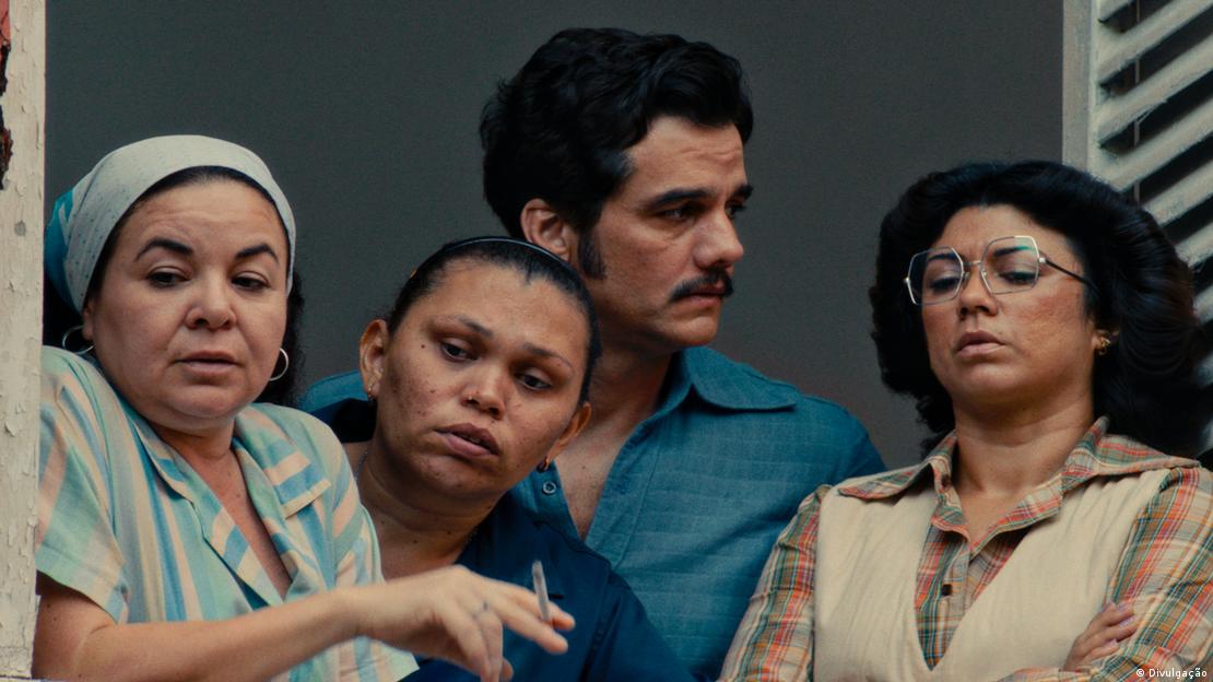 Wagner Moura em cena com outras três atrizes no filme "O Agente Secreto"