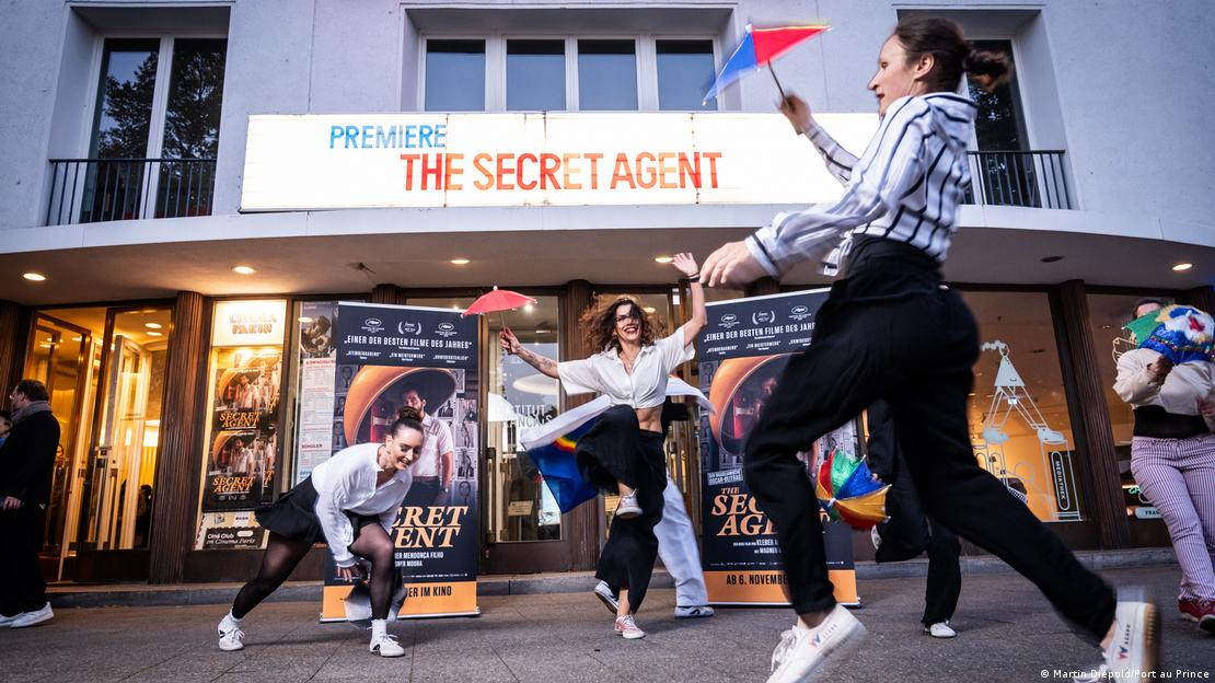 Dançarinas de frevo em frente a cinema onde ocorreu pré-lançamento de O Agente Secreto em Berlim