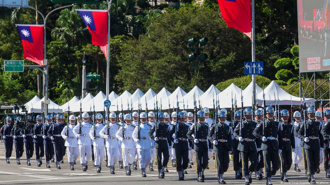 2025年10月10日,台灣三軍儀隊在台北總統府外舉行的國慶慶典上表演。 2025年10月10日,台灣三軍儀隊在台北總統府外舉行的國慶慶典上表演。