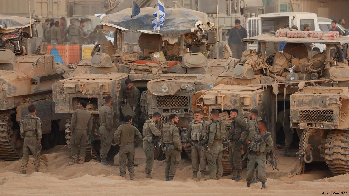 Gazze sınırında bekleyen İsrail askerleri ve zırhlı araçları