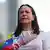 María Corina Machado se lleva la mano al pecho.