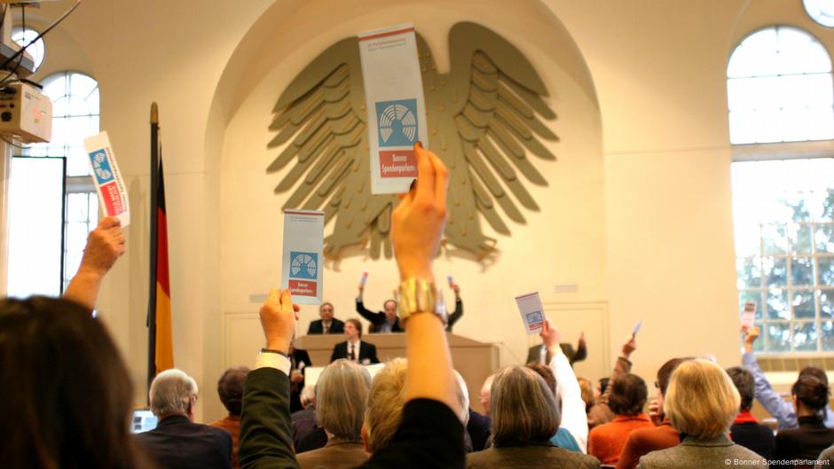 Parlament bez polityki. W Bonn decydują darczyńcy