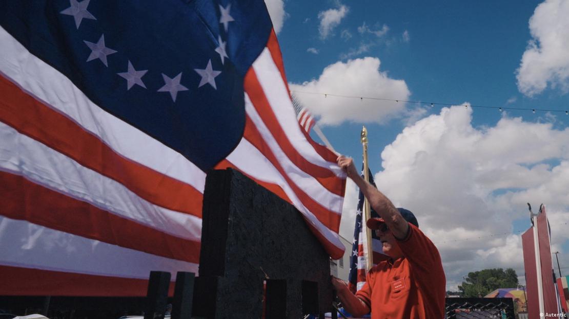 Büyük bir ABD bayrağı açan bir Trump yanlısı 