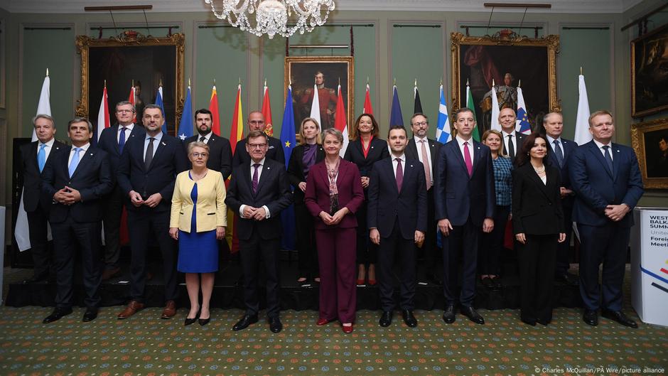 Zajednička fotografija iz zamka Hilsboro u Belfastu: šefovi diplomatija Berlinskog procesa