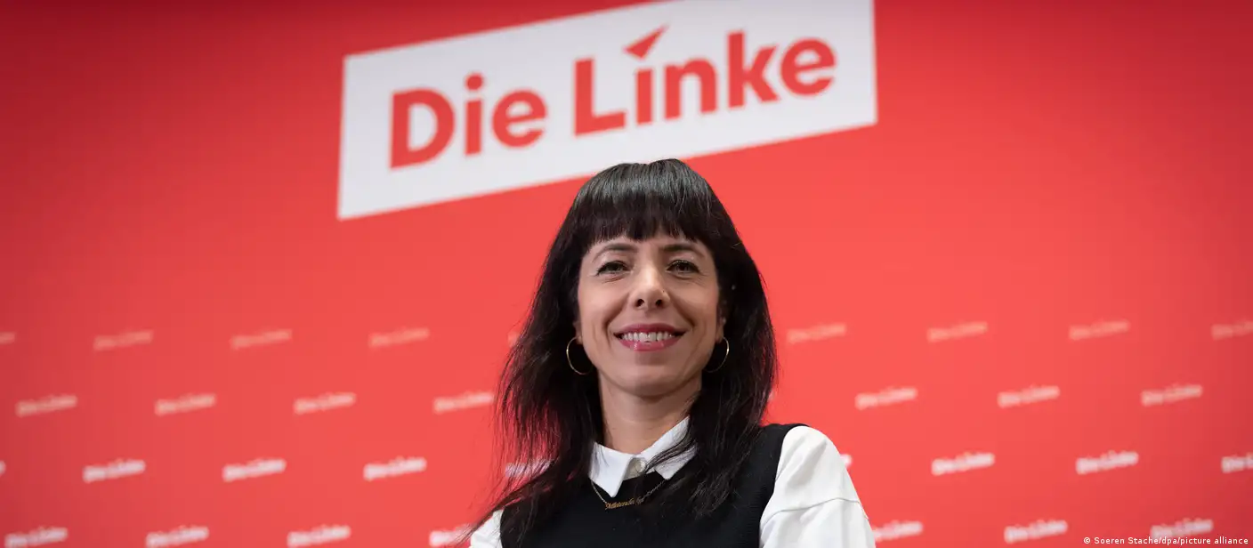 Berlin'in ilk kadın belediye başkanı Türk olabilir! 1 Sol Parti'ye 2017'de katılan Elif Eralp 2021'den beri de Berlin Eyalet Parlamentosu vekili. Fotoğrafta partisi Sol Parti (Die Linke) logosu önünde görülüyor