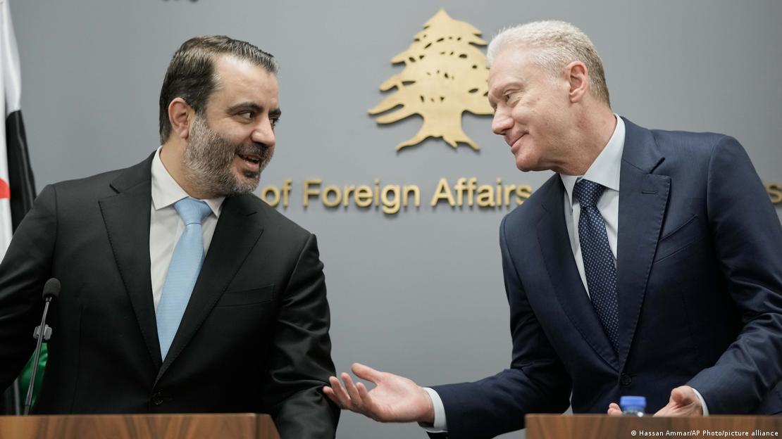 لبنانی وزیر خارجہ یوسف رجی، دائیں، شامی وزیر خارجہ اسعد الشیبانی کے ساتھ، فائل فوٹو لبنانی وزیر خارجہ یوسف رجی، دائیں، شامی وزیر خارجہ اسعد الشیبانی کے ساتھ، فائل فوٹو