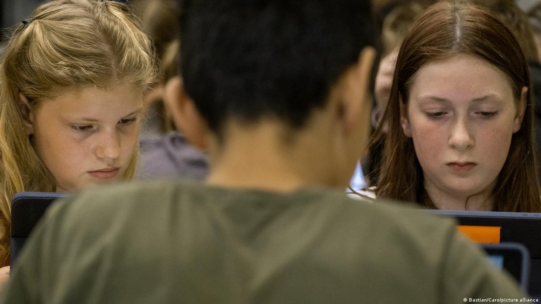 El mercado de juguetes inteligentes impulsados por modelos de lenguaje ha crecido mientras padres y educadores cuestionan su impacto en el desarrollo social.