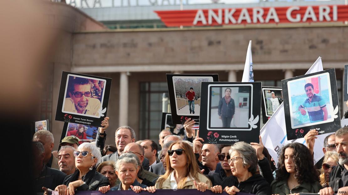 Ankara Tren Garı'nın önünde hayatını kaybedenlerin fotoğraflarını taşıyan protestocular Ankara Tren Garı'nın önünde hayatını kaybedenlerin fotoğraflarını taşıyan protestocular