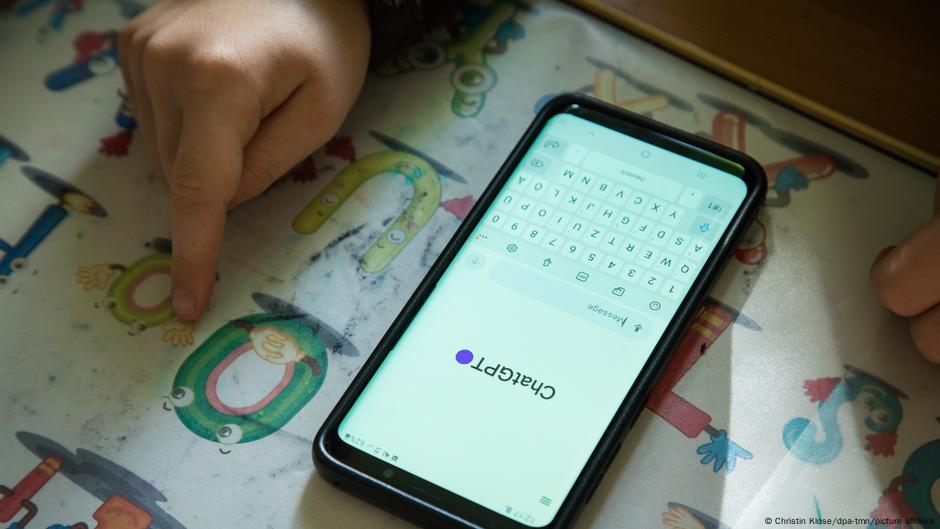 ¿Dejar que la IA sea la niñera? Padres usan chatbots para entretener a sus hijos y ellos creen que son reales