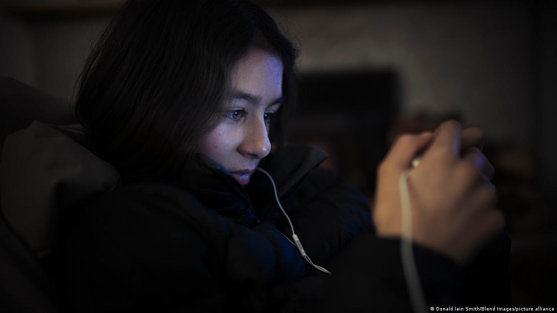 El 67 % de menores interactúa con chatbots y un 35 % afirma que "es como hablar con un amigo".