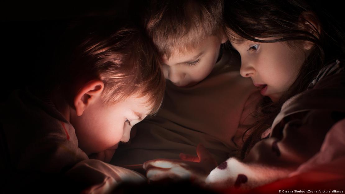 Las consecuencias de la IA generativa en el desarrollo infantil siguen siendo una incógnita mientras la innovación avanza más rápido que las protecciones éticas.