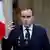 Sebastien Lecornu mikrofon önünde konuşuyor