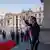 El nuevo presidente peruano, José Enrique Jerí, saluda tras arribar al palacio de Gobierno el viernes (10.10.2025) después de juramentar en el cargo.