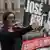 Una mujer sostiene una pancarta con el rostro del nuevo presidente peruano, José Jerí, durante una protesta realizada en Lima. (Archivo: 10.10.2025)