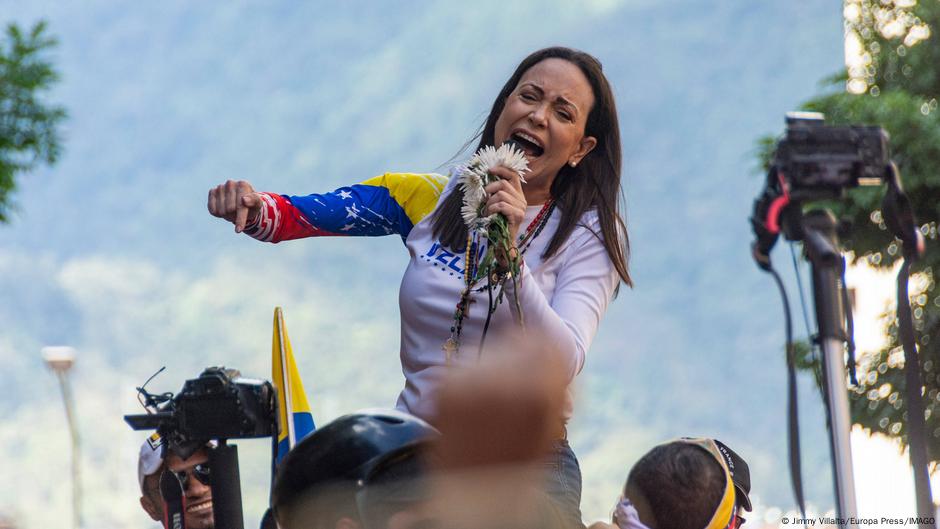 Machado dice que irá por el Nobel si Maduro deja el poder