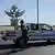 Египетский муниципальный служащий возле площади Мира в курортном городе Шарм-эш-Шейх на Красном море во время подготовки к международному саммиту по сектору Газа
