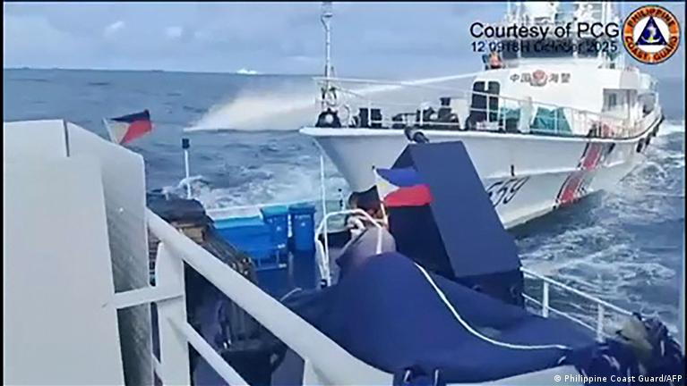 Colisión de barcos en mar en disputa entre Filipinas y China – DW – 12/10/2025