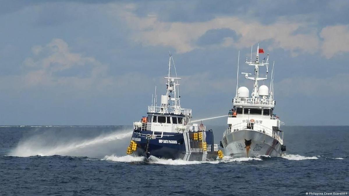 中国海警船用高压水炮喷射菲律宾渔船