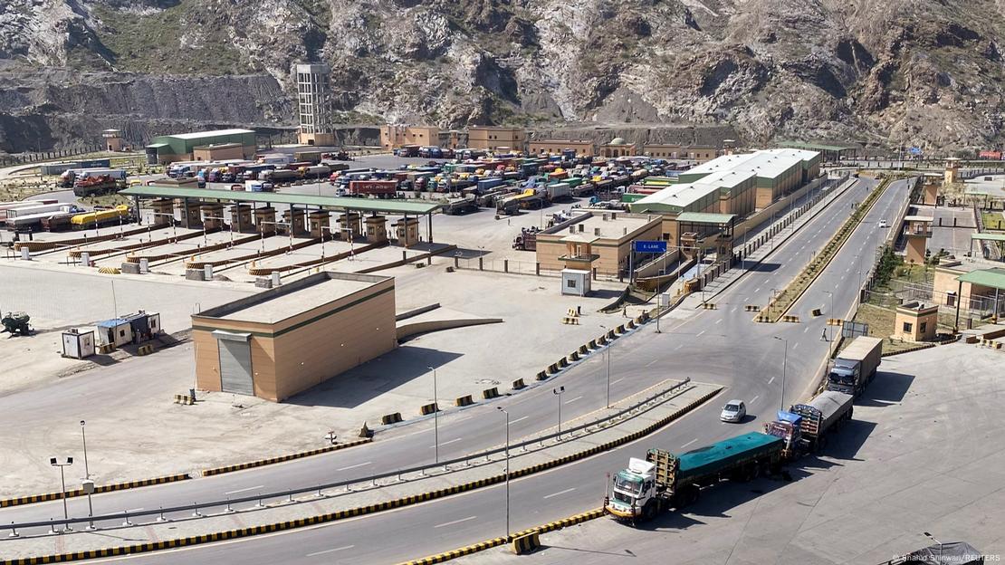 Pakistan Afganistan sınırında bir geçiş noktasının havadan görüntüsü Pakistan Afganistan sınırında bir geçiş noktasının havadan görüntüsü