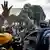 Soldados fuertemente armados pasan con su vehículo pick-up entre vítores de la multitud durante la manifestación de ayer, 11 de octubre de 2025.