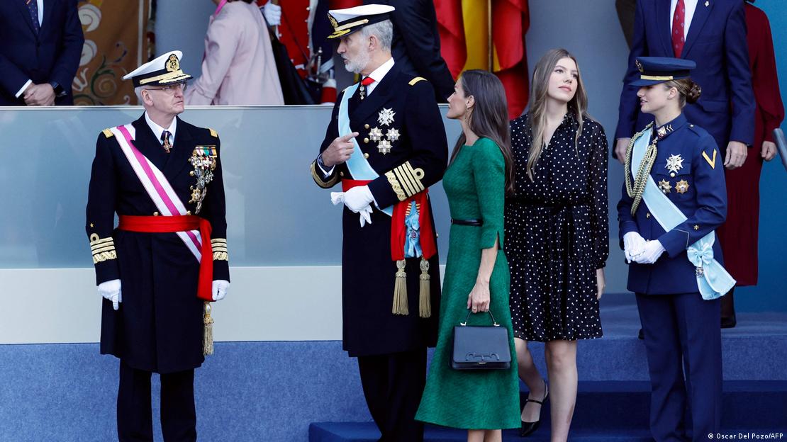 El rey se dirige al almirante López Calderón con el resto de la familia real a su lado.