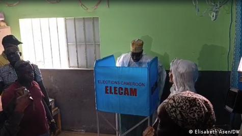 Issa Tchiroma Bakary votant lors de l'élection présidentielle dans son fief du nord du Cameroun (12.12.25)