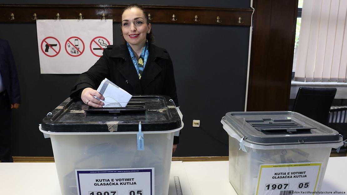 Presidentja Vjosa Osmani duke votuar