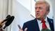 Donald Trump spricht mit erhobenem Zeigefinger in Mikrofone Donald Trump spricht mit erhobenem Zeigefinger in Mikrofone