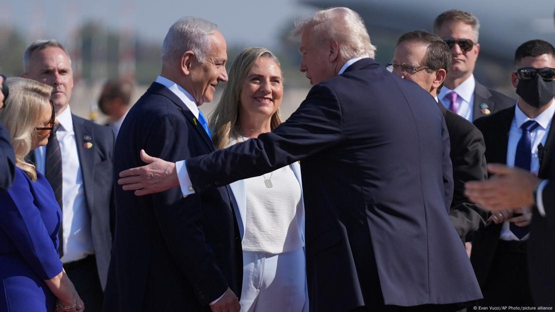 Trump estende o braço para Netanyahu em pista de aeroporto Trump estende o braço para Netanyahu em pista de aeroporto
