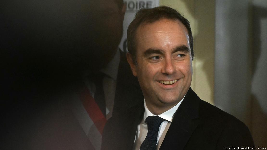 Fransa Başbakanı sebastien Lecornu gülümsüyor