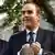 Frankreichs Premierminister Sébastien Lecornu mit dem Abgeordnetem Vincent Jeanbrun und dem Pariser Polizeipräfekten Laurent Nuñez, Lecornu spricht in ein Mikrophon, die anderen beiden Herren schauen zu