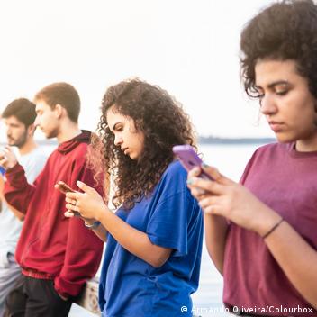 جيل زد"  أكثر ميلا  بحسب دراسة حديثة لتبنّي مواقف تقليدية بشأن قرارات الزواج"