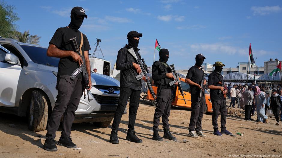 تزامنا مع إطلاق سراح الرهائن.. حماس تستعرض قوتها في غزة