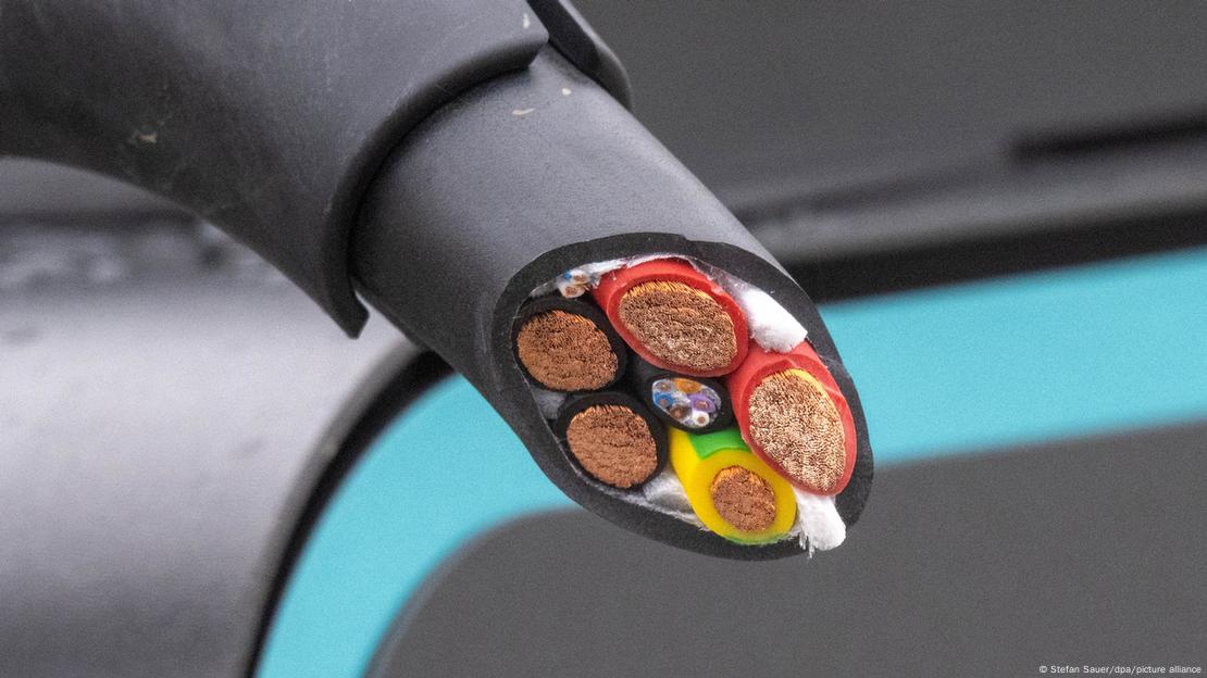 Κομμένο καλώδια σε σημείο φόρτισης  Κομμένο καλώδια σε σημείο φόρτισης